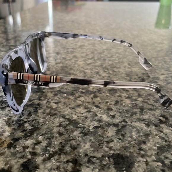 Burberry sunglasses, like new, EUC. - Picture 3 of 6